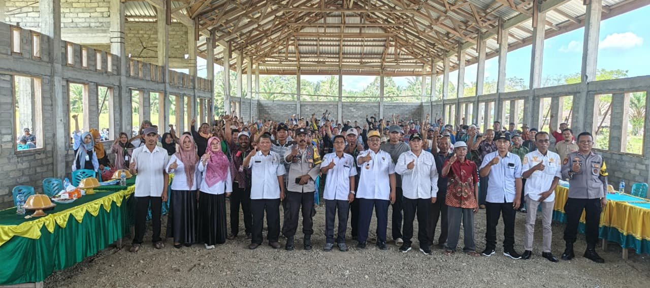 foto bersama peserta RALB dengan Perwakilan pemerintah yang hadir, mulai kepala desa Winangun dan Mooyong, Camat Bukal, Kepala dinas Koperasi dan Sekertaris Daerah kabupaten Buol 