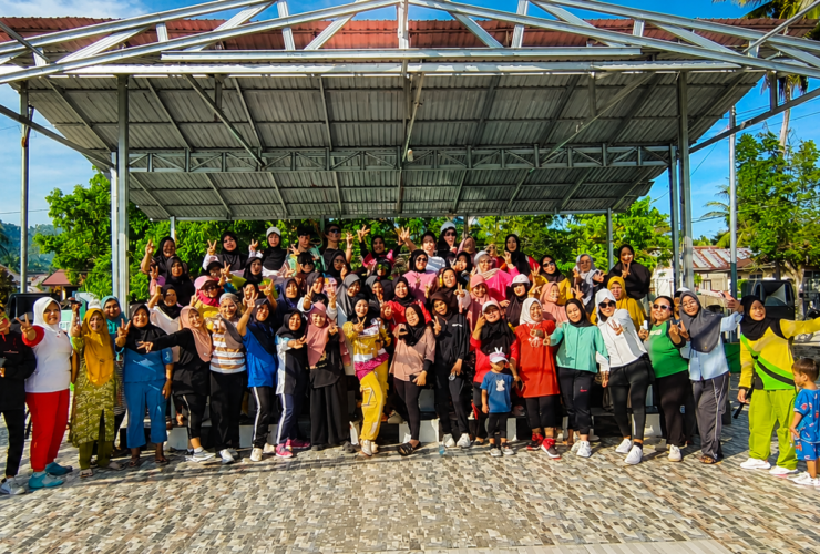 Zumba Bersama Perempuan Desa Lonu: Ruang Pemulihan dan Solidaritas di Tengah Ancaman Ruang Hidup Zumba Lonu 740x500
