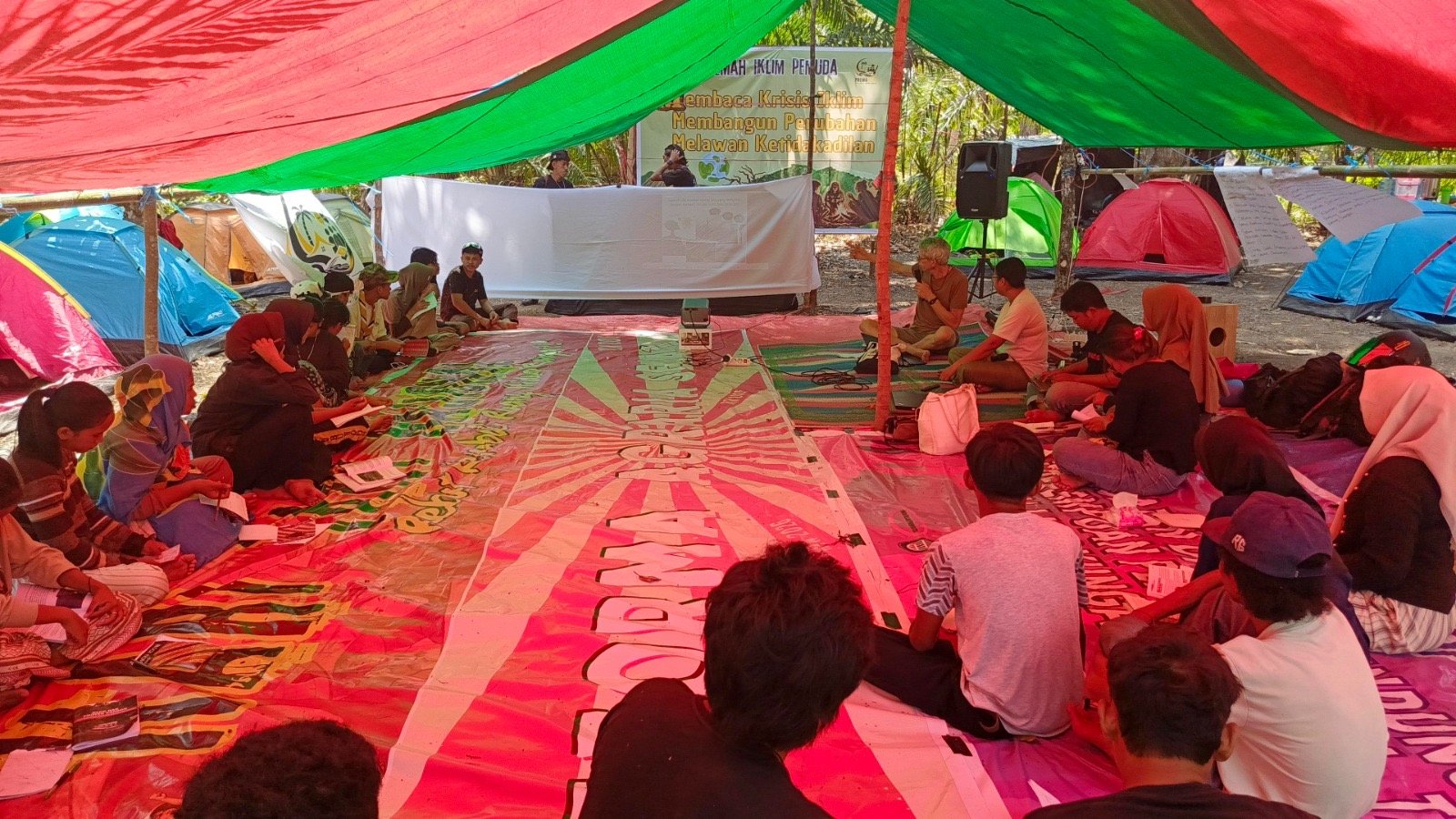 Wini (WRM) Sedang membawakan Materi Carbon Trading