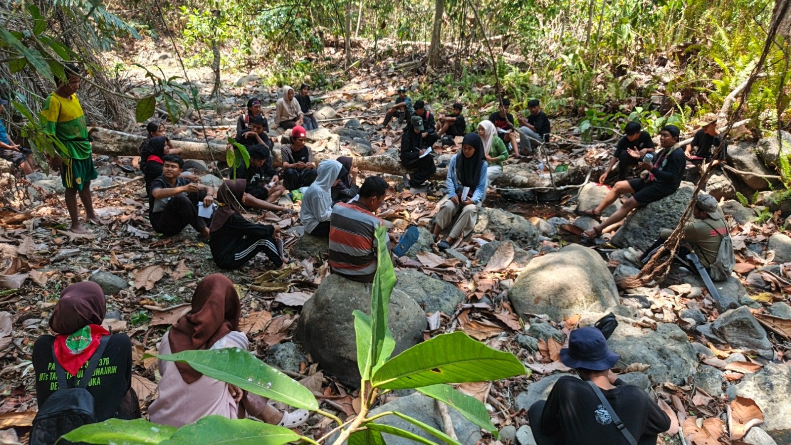 Peserta sedang susur sungai Untuk memahami Alam dan Masyarakat Lonu